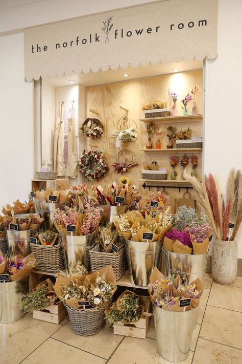 Dried flowers are displayed on a pop-up store which reads ‘The Norfolk Flower Room’. Dried Floral Display, Dried Flower Farm, Flowers Store Design, Flower Pop Up Store, Dried Flower Stand, Dried Flower Shop Display, Dried Flower Market Stall, Dried Flower Studio, Storing Dried Flowers