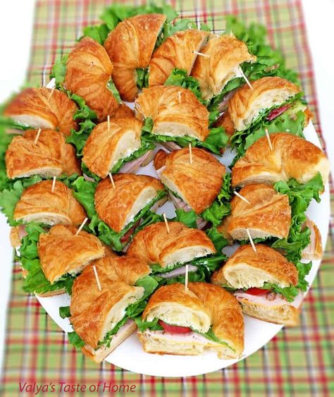 Turkey Croissant Sandwich, Croissant Sandwiches, New Years Appetizers, Croissant Sandwich, Party Sandwiches, Party Finger Foods, Shower Food, Tea Sandwiches, Snacks Für Party