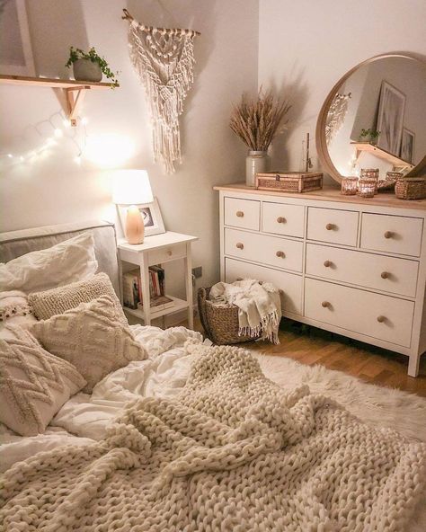 15+ Small Bedroom Ideas That Make the Most of Every Square Inch - Color Psychology Beige Room, Small Bedroom Ideas, Bedroom Bedding, Bedroom Color, Redecorate Bedroom, Cozy Room Decor, Teen Bedroom Decor, Room Makeover Bedroom, Dream Room Inspiration