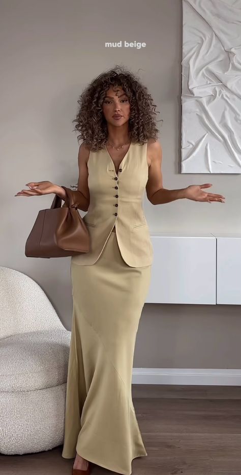 Everyday Modest Outfits, Old Money Beige Outfits, Boss Girl Outfits, Modest Formal Outfits, Biblical Outfits, Office Dress Outfit, Feminine Dresses Classy, Old Money Summer Outfits Women Modest, Chic Fitted Beige Maxi Skirt