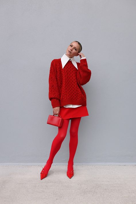 CHUNKY KNIT SWEATER: How to Style this Fall Staple Red Tights Outfit, Chunky Knit Sweater Dress, Red Tights, Christmas Outfits Women, Fashion Sites, Mode Casual, Chunky Knit Sweater, Red Skirts, Red Outfit