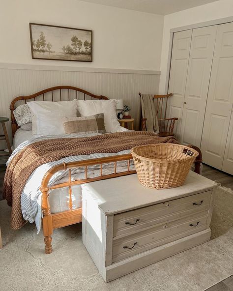 Bedroom Bed Inspiration, Antique Rustic Bedroom, Cute Day Bed Ideas, Farm Room Aesthetic, Cottage Style Master Bed, Guest Bedroom Ideas Wooden Bed, Bedroom Inspo Country, Cottage Farmhouse Master Bed, Vintage Farmhouse Style Bedroom