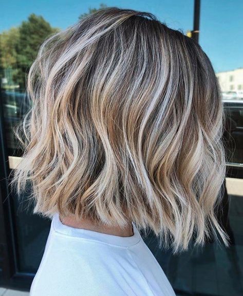 Brown With Babylights Blonde, Short Hair Brown And Blonde Highlights, Curly Bob Hair Color Ideas, Short Hair Styles Blonde Highlights, Short Blonde Babylights, Bob Haircut With Highlights Blonde Color, Short Bob With Blonde Highlights, Brown Highlighted Bob, Shaggy Bob Shoulder Length