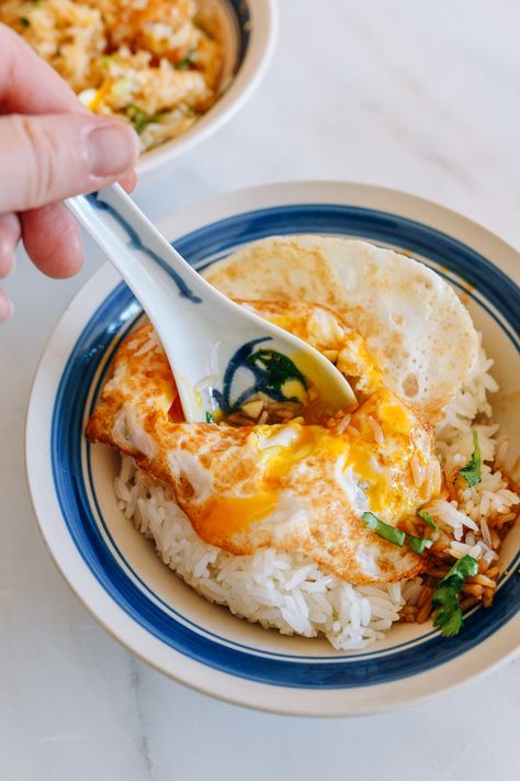 Chinese bàn fàn (拌饭) is a simple bowl of mixed rice similar to Korean bibimbap (albeit much simpler). It’s almost crazy how easy it is to put together, and it’s super satisfying and tasty. Source: thewoksoflife.com Chinese Vegetarian Recipes, Vegetarian Rice Bowl, Authentic Asian Dishes, Vegetarian Chinese Recipes, Korean Bibimbap, Mixed Rice, College Food, Hearty Snacks, Mapo Tofu