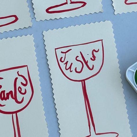 Laura Jackson on Instagram: "Placecards Set the table with Placecards this festive season and beyond. They are an easy way to personalise the table and saves the mini-drama of where everyone is sitting. Have a watch to see how easy these wine glass name cards are 💅🏼🍷 Save and share for festive inspiration 🎄🍸 #theartofhosting #placecards #entertaining" Wine Glass Labels Diy, Place Setting Names, Table Setting Place Cards, Dinner Party Placecards, Diy Name Cards Place Settings, Placecards Dinner Party, Dinner Party Name Cards, Name Cards Wedding Table, Table Card Ideas