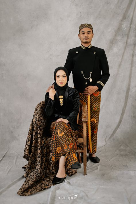 Mecapan Space #prewedding #preweddingshoot #coupleportrait #ideasforphoto #traditional #jawa Prewedding Jawa Klasik, Preweding Jawa, Prewed Adat Jawa, Prewedding Ideas Casual Hijab, Javanese Prewedding, Prewedding Traditional, Prewed Jawa, Prewedding Adat, Prewed Studio