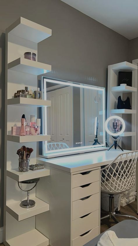 Room Decor Ideas Vanity, Bedroom Decor With Vanity, Makeover Room Ideas Bedrooms, Bedroom Ideas Cozy Aesthetic, Simple Room Makeover Ideas, Small Room Makeover Bedroom, Room Inspo Vanity, Room Inspiration Bedroom Modern, Desk Ideas For Bedrooms