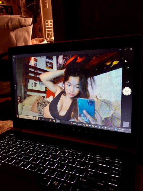 How To Take Computer Pics, Macbook Insta Pics, Mac Selfie Aesthetic, Picture With Laptop, Computer Pictures Laptops, Computer Mirror Selfie, Laptop Mirror Selfie Aesthetic, Sideways Laptop Selfie, Selfie In Room Ideas