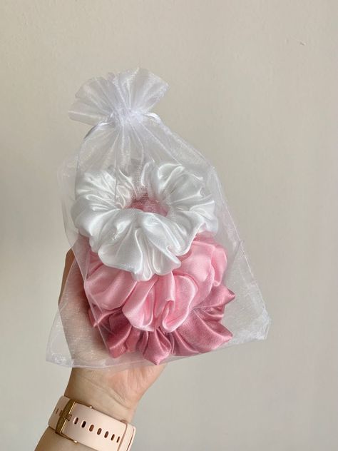 Scranchi Hair, Scrunchies Packaging, Scrunchie Packaging, Scrunchies Design, Scrunchies Business, Scrunchies Ideas, Unique Scrunchies, Scrunchie Business, Diy Scrunchies