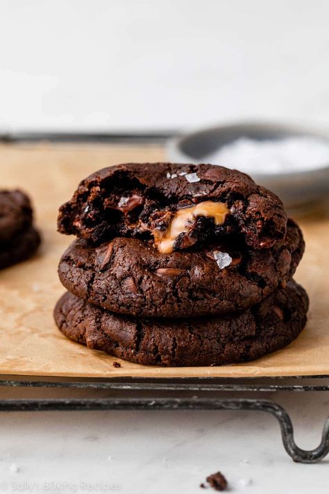 Soft-baked and fudgy, with a gooey caramel surprise center, these salted caramel dark chocolate cookies are sure to satisfy more than one craving in a single cookie! They won a Nestlé Toll House award back in 2013, and have been a popular favorite since! Recipe on sallysbakingaddiction.com Nora Cooks, Vegan Chocolate Cookies, Dark Chocolate Chip Cookies, Vegan Cookies Recipes, Dark Chocolate Cookies, Double Chocolate Chip Cookies, Double Chocolate Cookies, Chocolate Mug Cakes, Chocolate Cookie Recipes