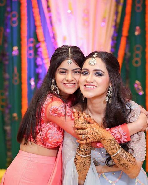 Wedding friends photoshoot Wedding Pictures With Friends, Mehandi Photography Brides, Mehandi Photography, Sisters Photography Poses, Poses For 2 Friends, Bridesmaid Poses, Indian Bride Photography Poses, Bridesmaid Photoshoot, Sisters Photoshoot Poses