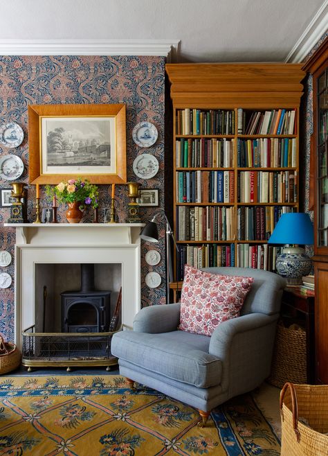 Snug Room, Casa Vintage, Brown Furniture, London House, Spare Bedroom, Architect House, A Living Room, Home Library, Terrace House