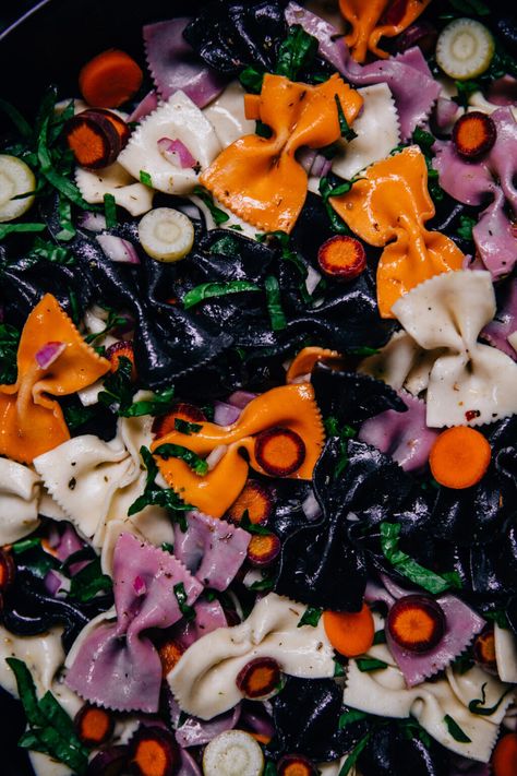 Halloween Pasta Salad, Halloween Pasta, Spooky Dinner, Vegan Halloween, Spooky Food, Halloween Party Dinner, Halloween Food Treats, Halloween Dinner, Theme Halloween