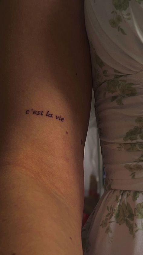 Tattoo c’est la vie Vision Board Ideas Tattoos, Tattoo Ideas Female Pictures, Small Tattoo For Parents, Dainty Girl Tattoos, Flaws And Sins Tattoo, Grudge Tattoos, Rita Core, Bro Tattoos, Writing Tattoos