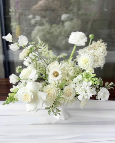 White Table Bouquet Flower Arrangements, White Wildflower Centerpieces, Wedding Table Decorations Modern, Elegant White Wedding Flowers, White Floral Arrangements Centerpieces, White Centerpiece Flowers, All White Flower Arrangements, Centrepieces For Weddings, Compote Centerpiece Wedding