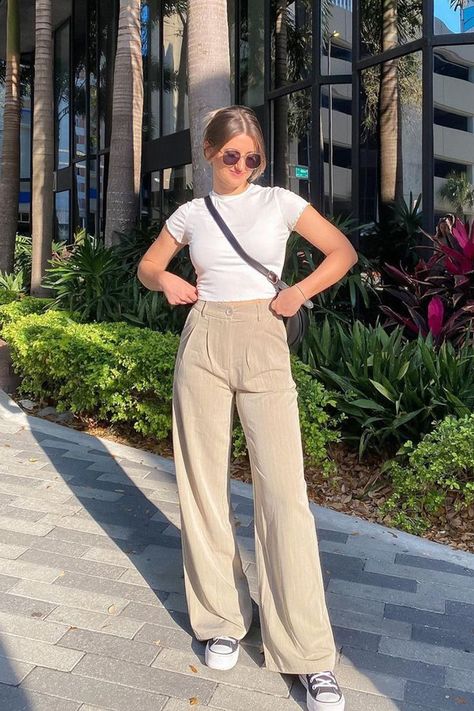 Look good on campus with these effortlessly cute and stylish everyday college outfits College Style Outfits, Beige Pants Outfit, College Girl Outfits, Beige Hose, Cute College Outfits, Jean Beige, College Outfits Casual, College Outfits Summer, Casual College Outfits