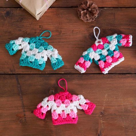 Crochet Sweater Ornament, Crochet Granny Sweater, Crochet Gift Card Holder, Granny Sweater, Red Heart Super Saver Yarn, Crochet Ornament Patterns, Heart Crochet, Crochet Xmas, Easy Crochet Patterns Free