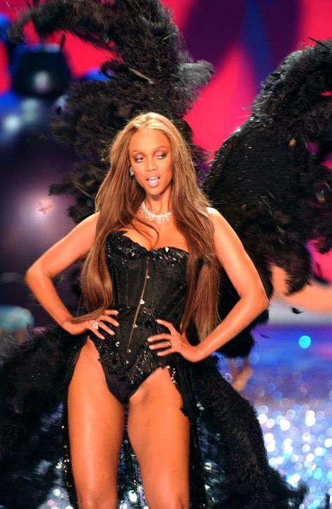 Tyra Banks' last Victoria's Secret Fashion Show, November 2005. Victoria's Secret best fashion show, in my opinion. Black Supermodels, Jean Patou, Jeanne Lanvin, Vs Fashion Shows, Tyra Banks, Victorias Secret Models, Victoria Secret Angels, Victoria Secret Fashion, Victoria Secret Fashion Show