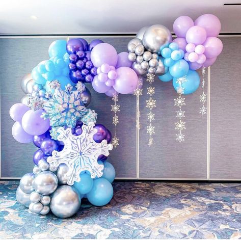 Frozen Birthday Balloon Ideas, Purple Blue Silver Balloon Garland, Frozen Garland Ideas, Frozen Theme Balloon Decoration, Elsa Balloon Decoration, Frozen Bday Party Decorations, Frozen Birthday Backdrop, Frozen Balloon Arch, Frozen Balloon Decorations