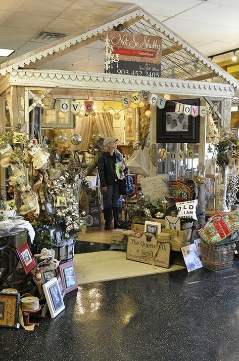 Flea Market Displays, Vintage Booth Display, Flea Market Booth, Antique Booth Displays, Antique Mall Booth, Antique Booth Ideas, Craft Booth Display, Booth Decor, Craft Fairs Booth