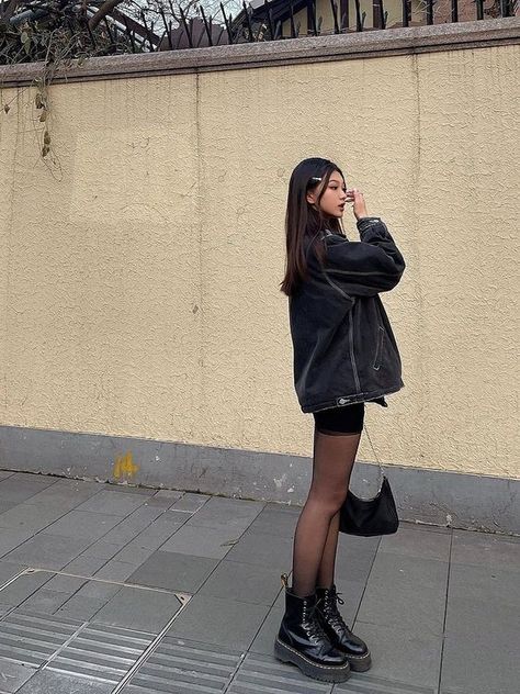 18 Doc Martens Outfits For Women To Rock The Boots - What Dress Code? Small Black Purse Aesthetic, Platform Doc Martens Outfit, Doc Martens Outfits, Dr Martens Outfit, Martens Style, Mode Inspo, 가을 패션, Doc Martens, Looks Style