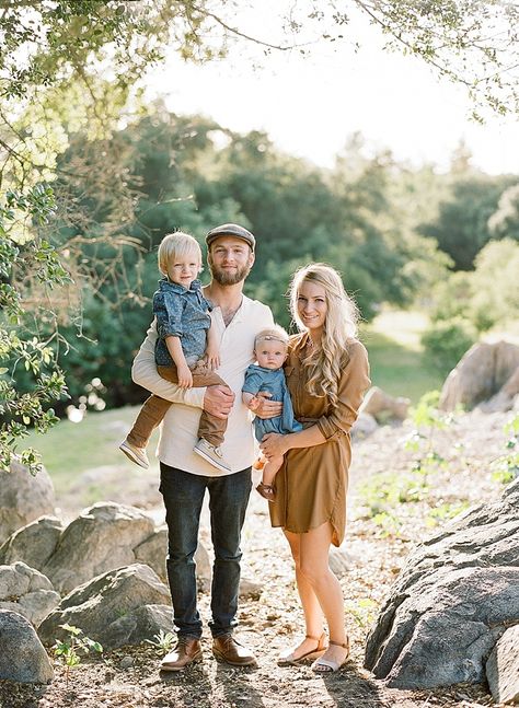 Comfortable, flattery clothes will bring out the best expressions. Family Photography Outfits Summer, Spring Family Photoshoot Outfits, Family Of 4 Photo Ideas, Fall Family Outfits, Spring Family Pictures, Family Photography Outfits, Family Portrait Outfits, Family Photo Colors, Fall Family Portraits