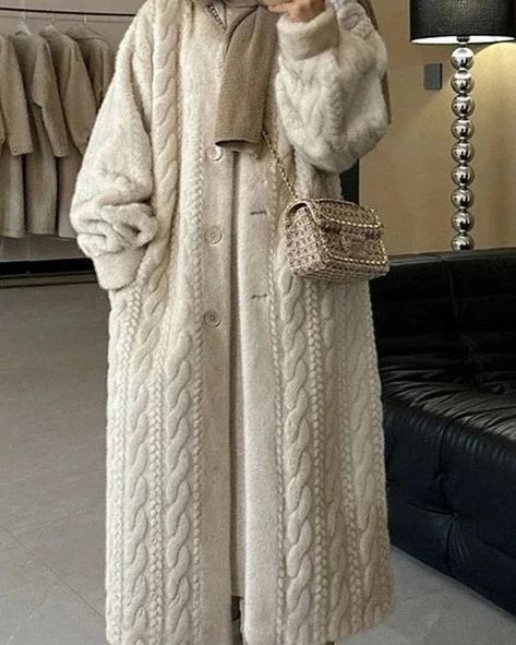 Instagram Cozy Winter Clothes, Veiled Clothes, Winter Outfit For Women, Warm Winter Coats, Modest Winter Outfits, Soft Outfits, Women Winter Outfits, Poses Male, At Home Outfits