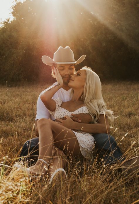 Western engagement session Cute Couple Photoshoot Poses, Fall Couples Photoshoot Outfits, Country Couple Photoshoot, Shooting Photo Couple, Western Engagement Pictures, Cowboy Couple, Western Couple Photoshoot, Western Engagement Photos, Truck Photography