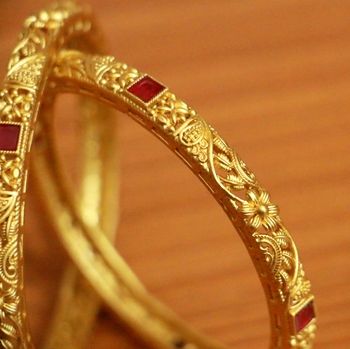 Bengals Design Gold, Single Gold Bangle Designs, Ruby Bangles Gold, Plain Gold Bangles, Modern Bangle, Gold Bangles Indian, Ruby Bangles, Gold Jewels Design, Gold Bangles For Women