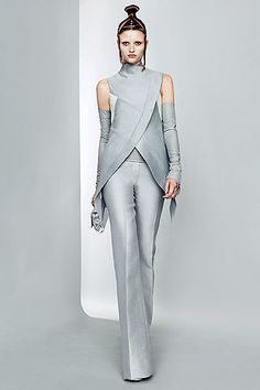 Paris Fashion Week: Futuristic fashion at Gareth Pugh Space Fashion, Gareth Pugh, Futuristic Fashion, Looks Street Style, Future Fashion, Mode Inspiration, Coco Chanel, Costume Design, Look Fashion