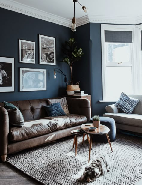 Blue Walls Living Room, Dark Blue Living Room, Navy Living Rooms, Navy Blue Living Room, Snug Room, Blue Living Room Decor, Small Living Room Design, Deco Studio, Cosy Living Room