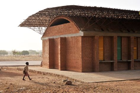 Frances Kere Gando School Project Dezeen Movie Gando Primary School, Francis Kere Architecture, Solar Structure, African School, Bernardo Bader, Serpentine Pavilion, Village School, Ing Civil, African Village