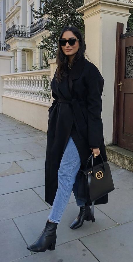 Chelsea Boots Outfit Woman, Winter Outfits Knitwear, Fashion 2023 Trends Women Winter, Cocobeautea Outfit, Black Overcoat Outfit Women, Black Coat Outfit Winter, Long Black Coat Outfit, Wool Coat Outfit, Black Coat Outfit