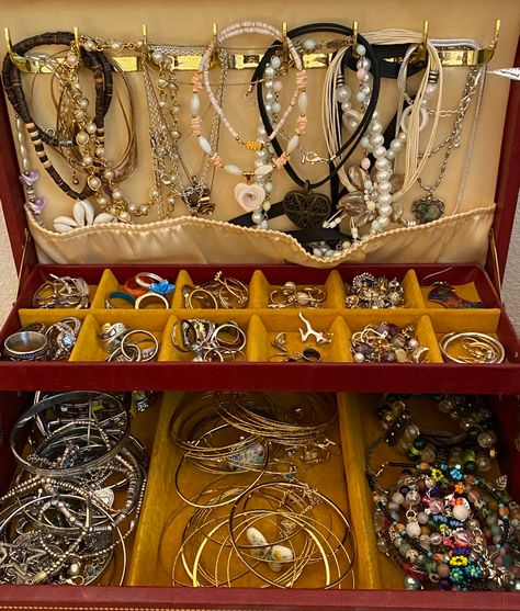 Messy Jewelry Box Aesthetic, Crate Aesthetic, Jewelry Box Aesthetic, Room Trinkets, Messy Jewelry, J Aesthetic, Clothes Bottoms, Jewel School, Box Aesthetic