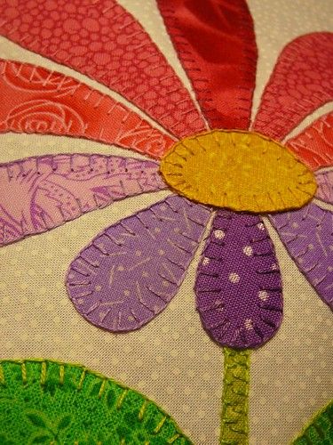 Baby Clothes Quilt, Flower Quilts, Flower Quilt, Applique Quilting, Felt Embroidery, Pola Sulam, Sewing Appliques, Hand Applique, Applique Patterns