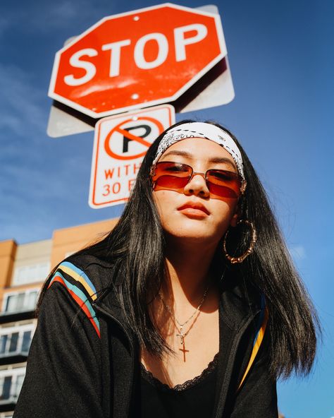 Sunglass Model Poses, Street Style Pictures, Retro Urban Fashion, 90s Style Photography, Y2k Street Photoshoot, Y2k Outdoor Photoshoot, Urban Outfitters Photoshoot, 80s Style Photoshoot, 90s Hiphop Photoshoot