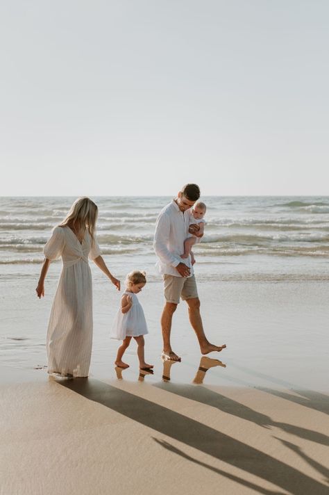 Family Beach Pictures Poses, Beach Photoshoot Family, Family Beach Session, Family Beach Portraits, Beach Photo Session, Family Photoshoot Poses, Beach Maternity Photos, Family Portrait Poses, Family Photoshoot Outfits