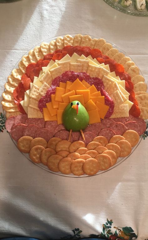 Cheese and Cracker Turkey Tray Cheese And Cracker Turkey, Turkey Cheese Tray, Easy Thanksgiving Appetizers, Foods Around The World, Thanksgiving Food Crafts, Cultural Foods, Thanksgiving Fruit, Meat And Cheese Tray, Thanksgiving Appetizers Easy