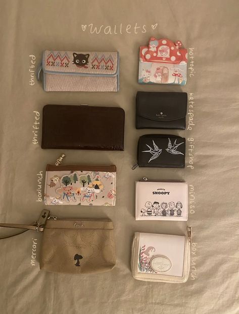 Cute Wallet Aesthetic, Aesthetic Wallet, Wallet Essentials, Wallet Aesthetic, Everyday Bag Essentials, School Bag Essentials, Wallet Cute, Cute Wallet, Inside My Bag