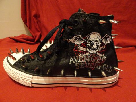 Omg. I freakin need these. Rocker Outfits, Shoes With Spikes, Emo Shoes, Studded Converse, Punk Clothes, Punk Fashion Diy, Grunge Shoes, جوني ديب, All Star Sneakers