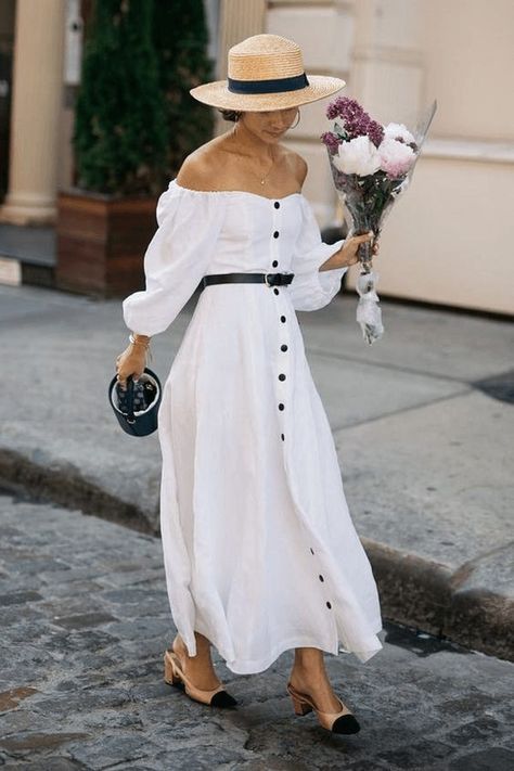 How to dress like an Italian woman this summer. Master the Italian bombshell look and what are the most important aspects of Italian fashion for summer. Italian Women Style, Fashion 60s, Elegant Summer Outfits, Italian Chic, Elegant Summer Dresses, Italian Dress, Fashion 90s, 90's Fashion, Moda Chic