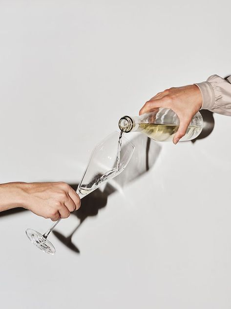 White Wine Photography, Pouring Drink, Wine Picture, Pouring Champagne, Women Drinking Wine, Women Drinking, People Drinking, Pouring Wine, Wine Photography