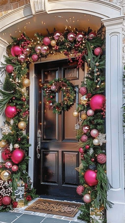 Christmas Holiday Front Porch Decor, Xmas Door Garland Ideas, Outdoor Christmas Greenery, Elegant Christmas Porch Decor, Arch Christmas Decorations Entryway, Christmas Door Garland Ideas, Classic Traditional Christmas Decor, Front Door Garland Christmas, Front Door Garland