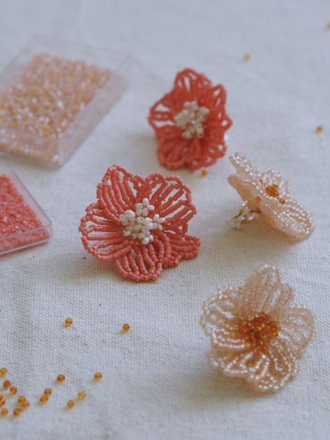 Flower Bead Embroidery, How To Bead Embroidery, Bead Embroidery Flower, Flower Earrings Tutorial, Beaded Flower Earrings, Beaded Flower Necklace, French Beading, Crochet Scrunchies, Beaded Flowers Patterns