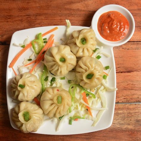 Fast Food Catering, Momo Food, Steamed Momos, Veg Momos, Food Catering, Vegetarian Snacks Recipes, Vegetarian Snacks, Wooden Background, Chinese Food