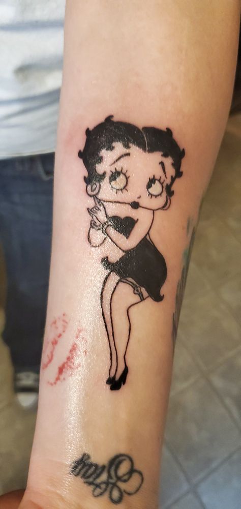 Betty Boop And Pudgy Tattoo, Betty Boop Pin Up Tattoo, Goth Betty Boop, Betty Boop Tattoo Vintage, 80s Tattoo Ideas, Betty Boop Tattoo Ideas, Betty Boop Tattoo, Baddie Tats, Monroe Tattoo