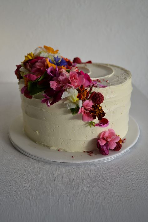 Flower Cake Inspiration, White Cake With Edible Flowers, One Layer Cake With Flowers, Flower Cake Real Flowers, Real Flowers Cake Decorating, Floral Cake Real Flowers, Edible Floral Cake, Diy Cake With Flowers, Fresh Flowers Birthday Cake