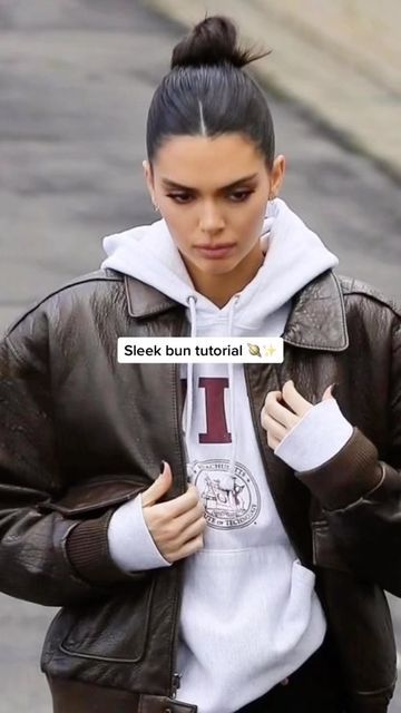 Kendall Jenner Bun, Slick Back Bun Hairstyles, Slick Back Bun Natural Hair, Sleek Bun Hairstyles, Slick Bun, Kendall Jenner Hair, Stile Kylie Jenner, Easy Updo, Hair Bun Tutorial