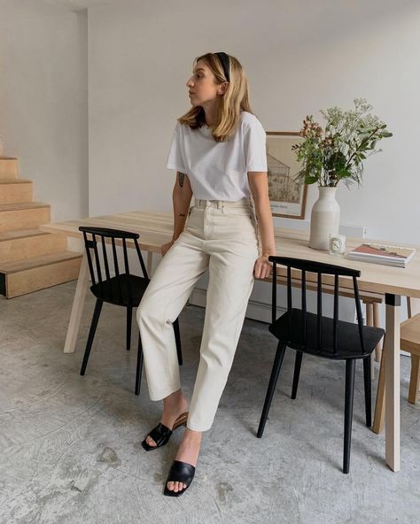 Brittany Bathgate, Minimalist Moda, Neutral Capsule Wardrobe, Off White Jeans, Looks Jeans, Look Jean, White Jeans Outfit, Beige Jeans, Jeans Beige