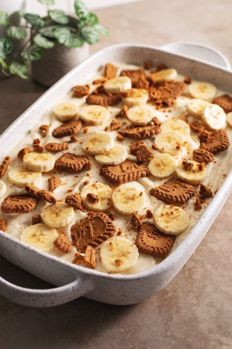 Creamy and easy to make biscoff banana pudding made with Lotus biscoff cookies instead of nilla wafers. It's a delicious twist on a classic no-bake dessert. #bananapudding #biscoff | teakandthyme.com Biscoff Banana, Biscoff Recipes, Nilla Wafers, Biscoff Cookies, Lotus Biscoff, Crunchy Cookies, Bake Dessert, Banana Recipes, Baking Sweets